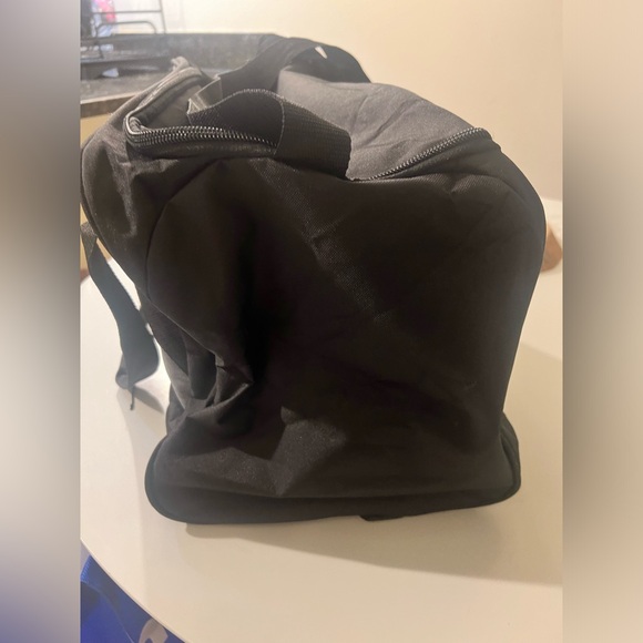 Puma Duffle Gym Bag Black/Grey, Cat Logo, Crossbody/Shoulder Strap, VGC - Picture 2 of 4